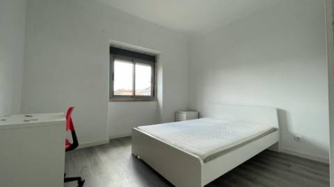 Apartamento T2 - Moscavide p/ Arrendar Junto à Universidade IADE - Muita Luz