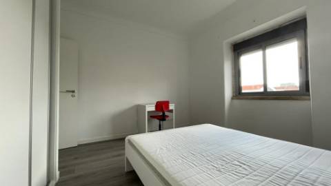 Apartamento T2 - Moscavide p/ Arrendar Junto à Universidade IADE - Muita Luz
