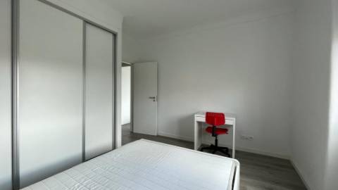 Apartamento T2 - Moscavide p/ Arrendar Junto à Universidade IADE - Muita Luz