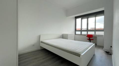 Apartamento T2 - Moscavide p/ Arrendar Junto à Universidade IADE - Muita Luz