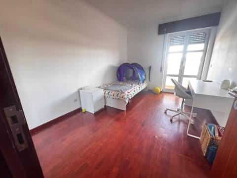 ApartamentoT3 com parqueamento, Nova Azeda , Setubal