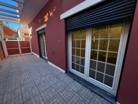 Apartamento t1 , com quintal , novo , Palhavã Setubal