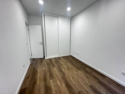 Apartamento t1 , com quintal , novo , Palhavã Setubal