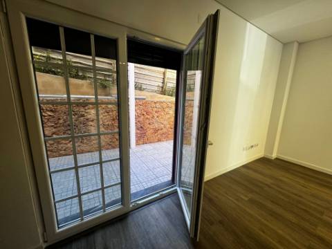 Apartamento t1 , com quintal , novo , Palhavã Setubal
