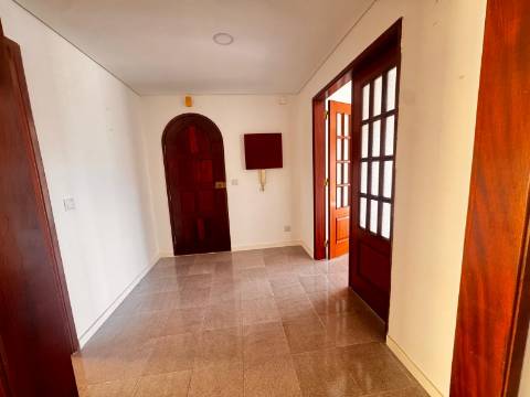 Apartamento t2, c/ parqueamento, Bairro Sao Gabriel , Setúbal