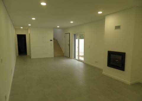 MORADIA T3 ISOLADA TÉRREA, EM CONSTRUÇÃO - FERNÃO FERRO