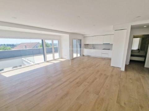 Moradia Geminada T4 Caparica Pera