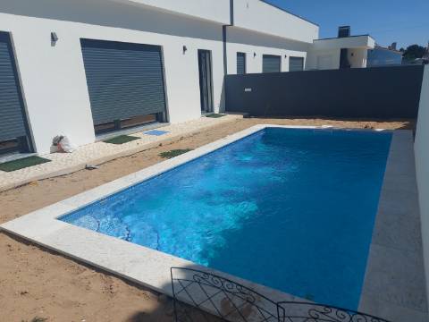 MORADIA T3 GEMINADA TÉRREA, COM GARAGEM E PISCINA - AZEITÃO