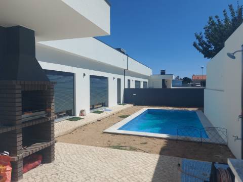 MORADIA T3 GEMINADA TÉRREA, COM GARAGEM E PISCINA - AZEITÃO