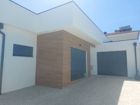 MORADIA T3 GEMINADA TÉRREA, COM GARAGEM E PISCINA - AZEITÃO