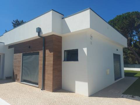 MORADIA T3 GEMINADA TÉRREA, COM GARAGEM E PISCINA - AZEITÃO