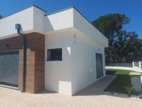 MORADIA T3 GEMINADA TÉRREA, COM GARAGEM E PISCINA - AZEITÃO