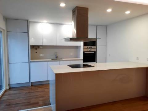 MORADIA T3 GEMINADA TÉRREA, COM GARAGEM E PISCINA - AZEITÃO