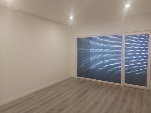 MORADIA T3 GEMINADA TÉRREA, COM GARAGEM E PISCINA - AZEITÃO