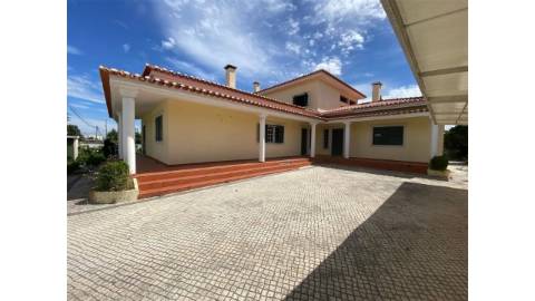 Moradia T5 Bi-Familiar Fernão Ferro