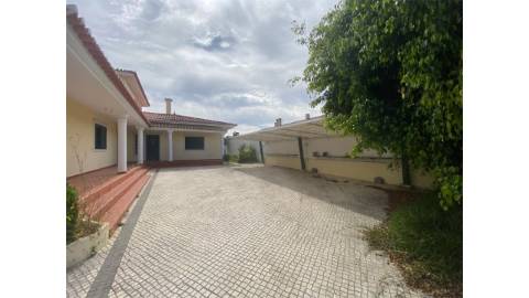 Moradia T5 Bi-Familiar Fernão Ferro