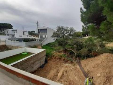 Venda de lote de terreno urbano, com projecto para moradia aprovado.