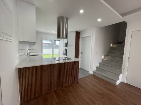 Moradia T3+1 nova Fernão Ferro