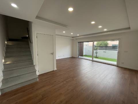 Moradia T3+1 nova Fernão Ferro