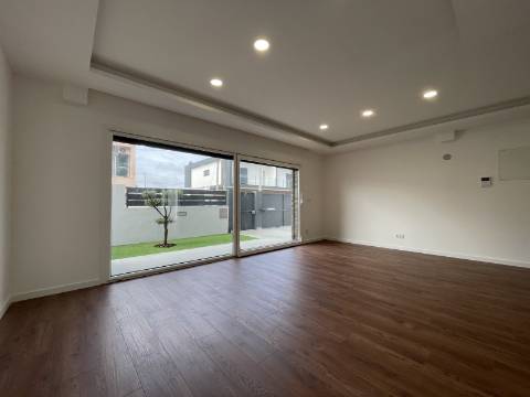 Moradia T3+1 nova Fernão Ferro
