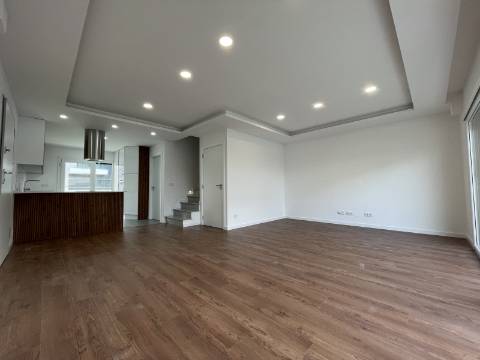 Moradia T3+1 nova Fernão Ferro