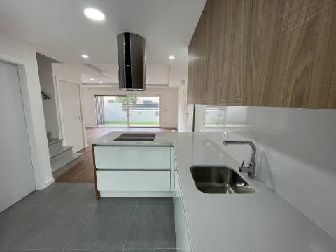 Moradia T3+1 nova Fernão Ferro