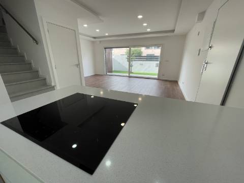 Moradia T3+1 nova Fernão Ferro