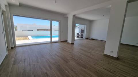 Moradia V4+1 Funchalinho Capuchos Almada