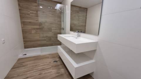 Moradia V4+1 Funchalinho Capuchos Almada