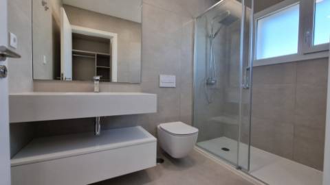 Moradia V4+1 Funchalinho Capuchos Almada