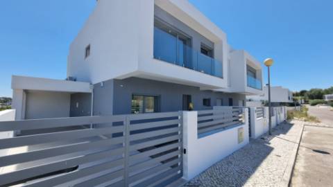 Moradia V4+1 Funchalinho Capuchos Almada