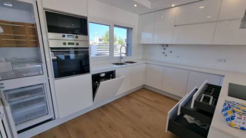 Moradia V4+1 Funchalinho Capuchos Almada