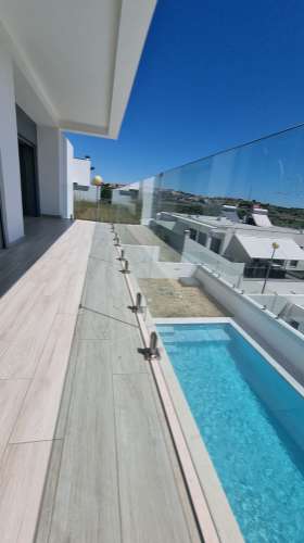 Moradia V4+1 Funchalinho Capuchos Almada