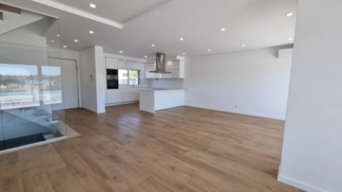 Moradia V4+1 Funchalinho Capuchos Almada