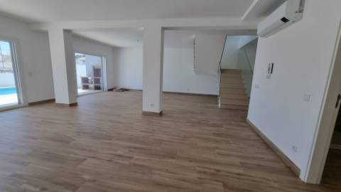 Moradia V4+1 Funchalinho Capuchos Almada