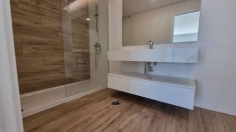 Moradia V4+1 Funchalinho Capuchos Almada