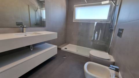 Moradia V4+1 Funchalinho Capuchos Almada