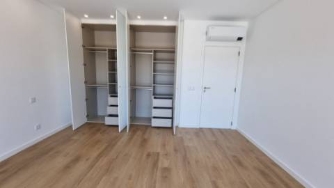 Moradia V4+1 Funchalinho Capuchos Almada