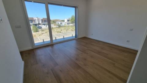 Moradia V4+1 Funchalinho Capuchos Almada