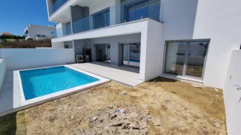 Moradia V4+1 Funchalinho Capuchos Almada