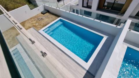 Moradia V4+1 Funchalinho Capuchos Almada