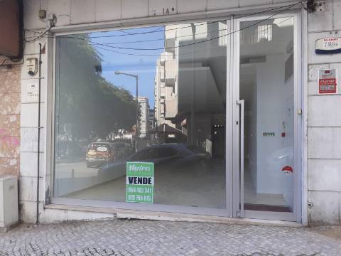 Loja comercial no centro de Almada
