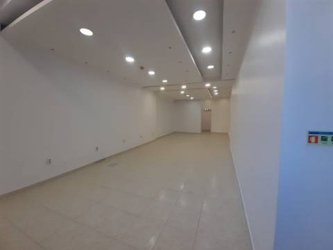 Loja comercial no centro de Almada