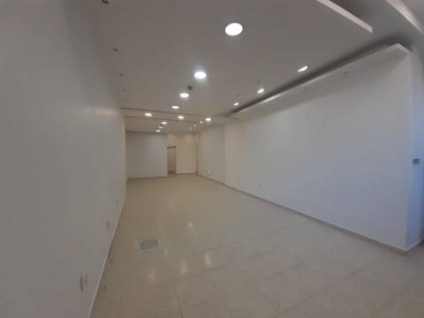 Loja comercial no centro de Almada