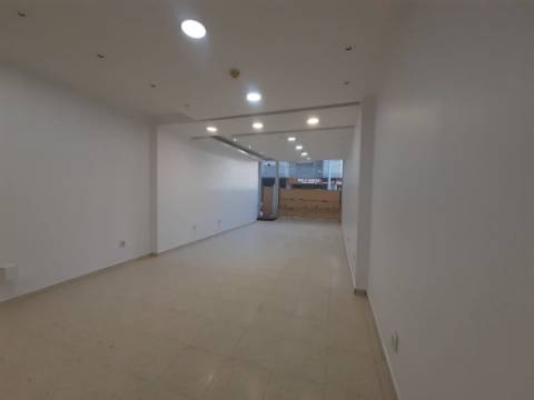 Loja comercial no centro de Almada