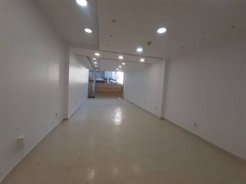 Loja comercial no centro de Almada