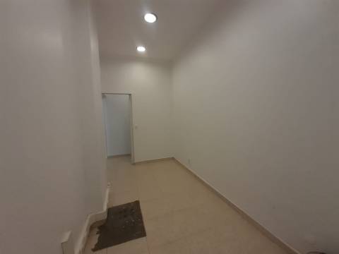 Loja comercial no centro de Almada