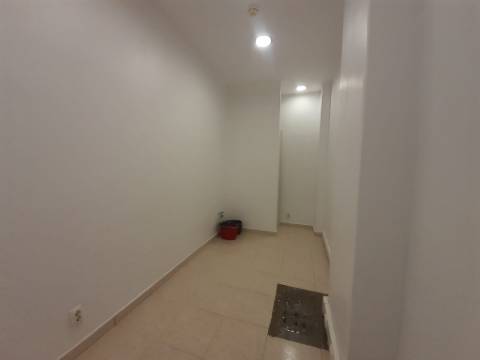 Loja comercial no centro de Almada