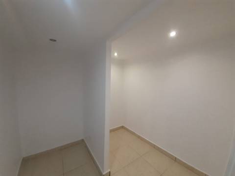 Loja comercial no centro de Almada