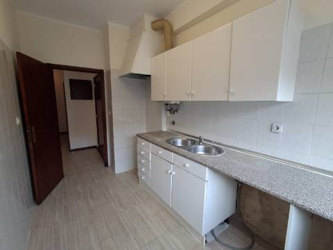Apartamento T3 em Loures.